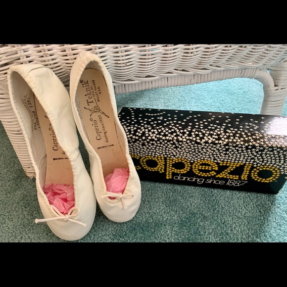 CAPEZIO WHITE BALLET SHOES - Picture 2 of 7